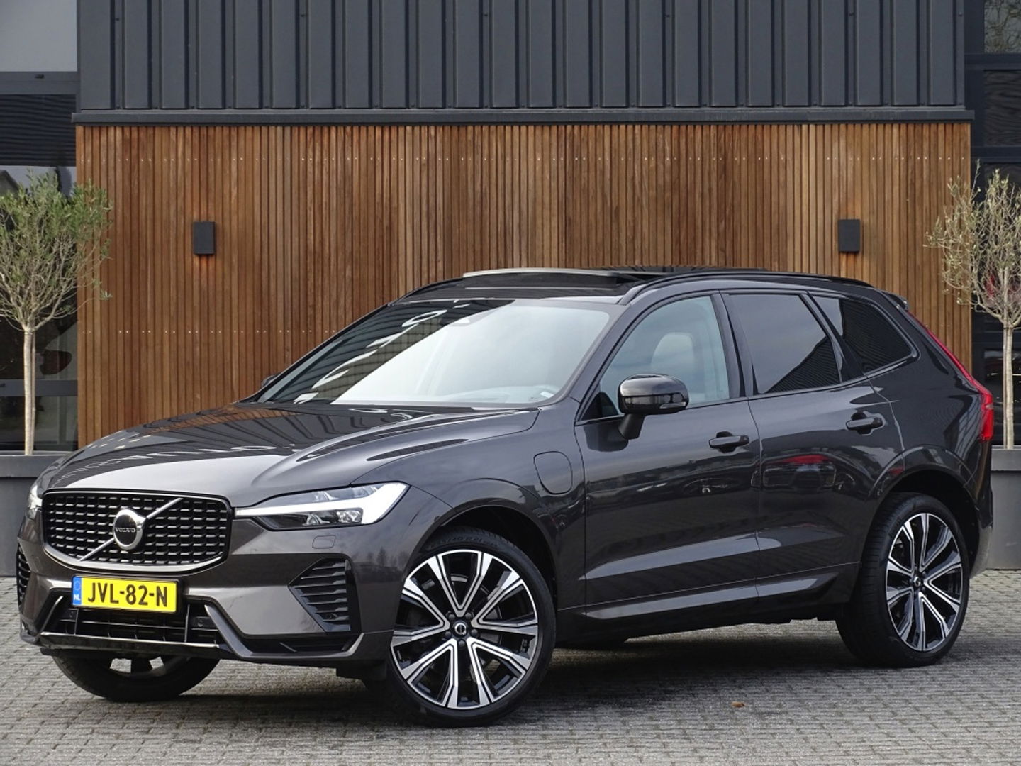 Volvo XC60 T6 341K AWD Recharge Plug-In Hybrid / R- Design / LED