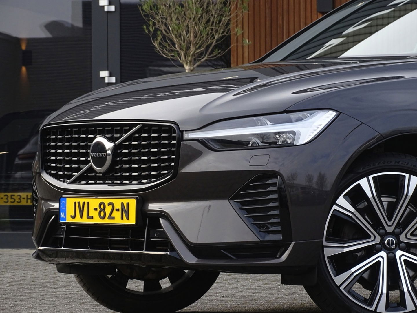 Volvo XC60 T6 341K AWD Recharge Plug-In Hybrid / R- Design / LED