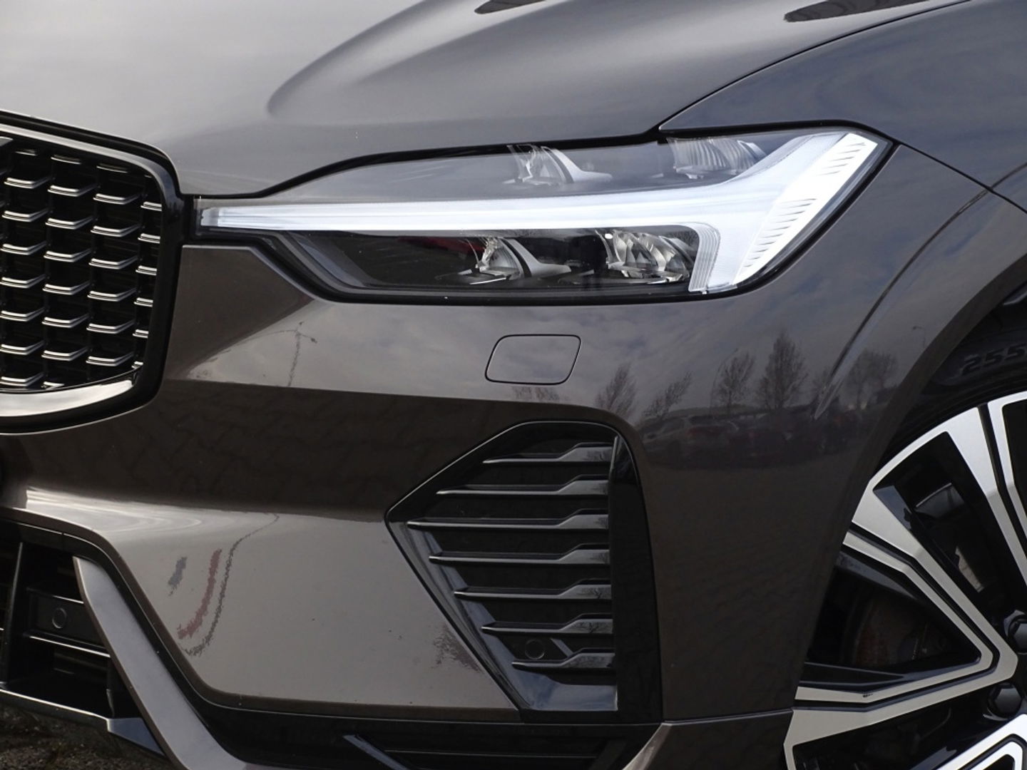 Volvo XC60 T6 341K AWD Recharge Plug-In Hybrid / R- Design / LED