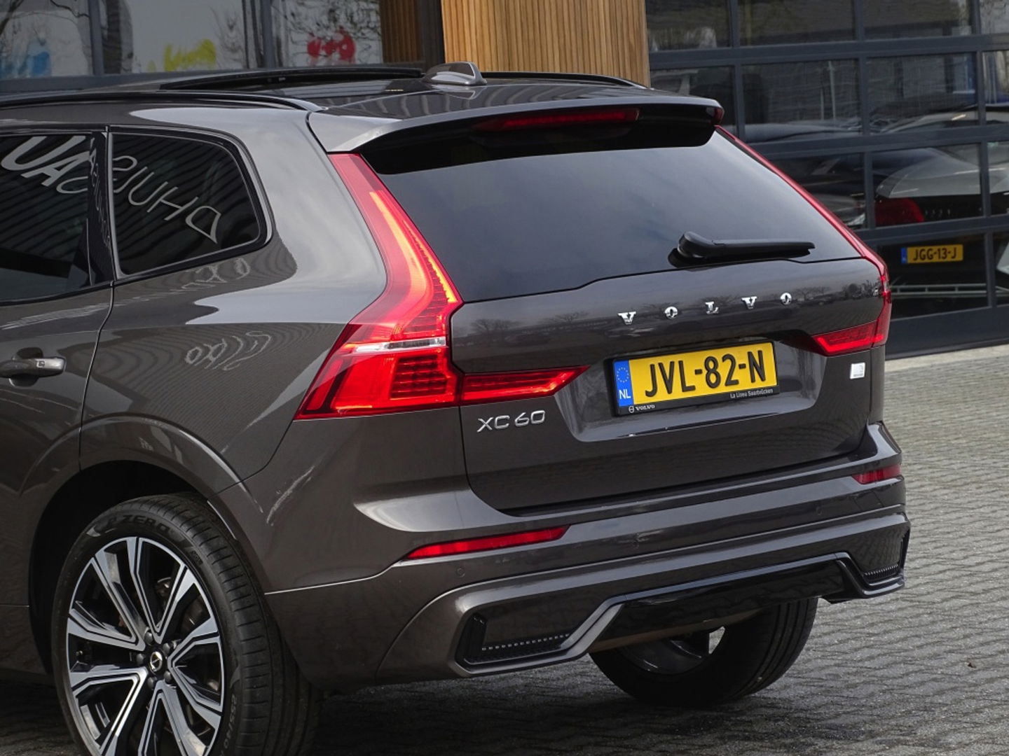Volvo XC60 T6 341K AWD Recharge Plug-In Hybrid / R- Design / LED