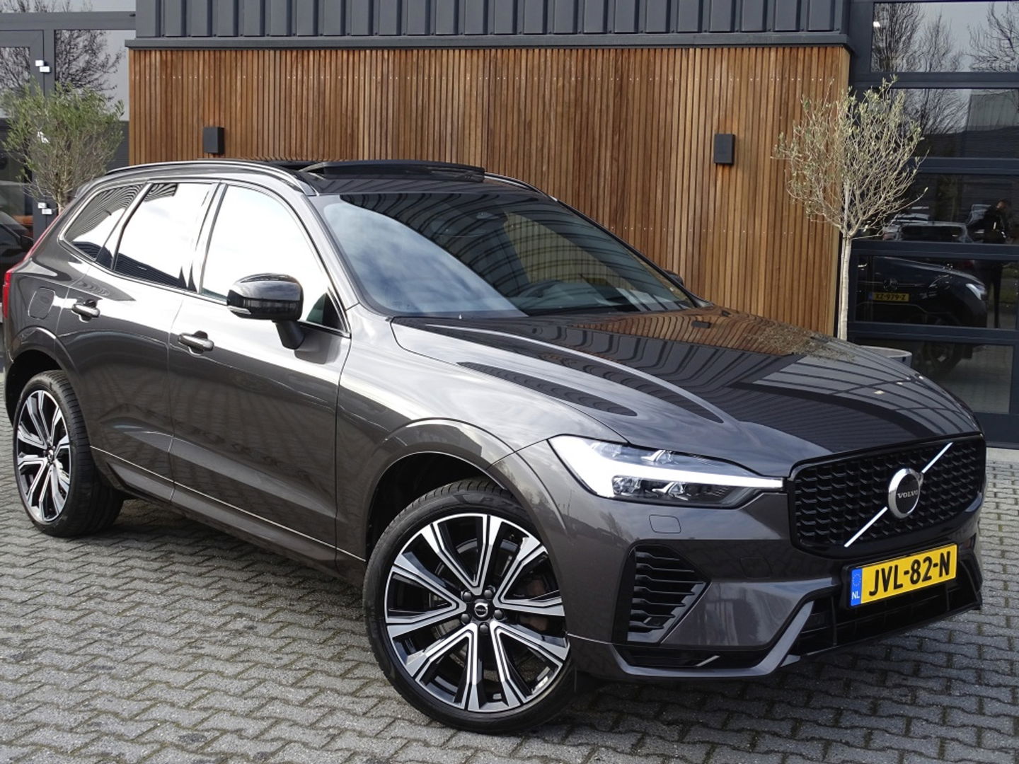 Volvo XC60 T6 341K AWD Recharge Plug-In Hybrid / R- Design / LED