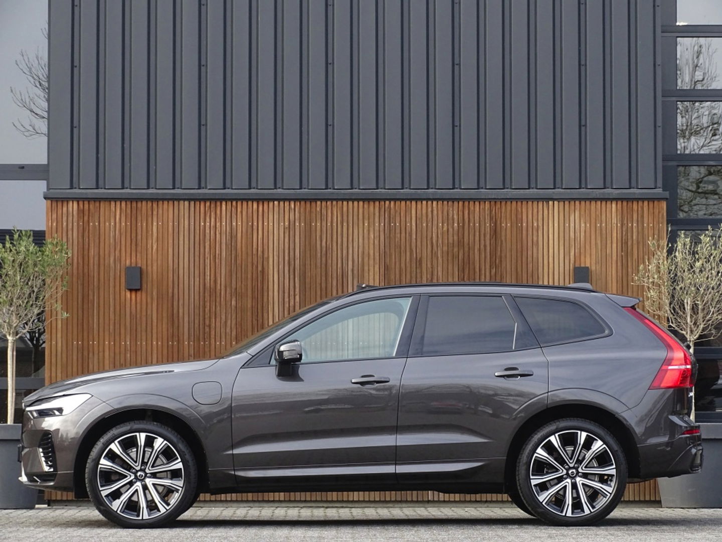 Volvo XC60 T6 341K AWD Recharge Plug-In Hybrid / R- Design / LED