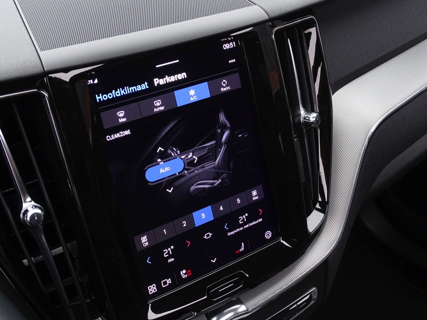 Volvo XC60 T6 341K AWD Recharge Plug-In Hybrid / R- Design / LED