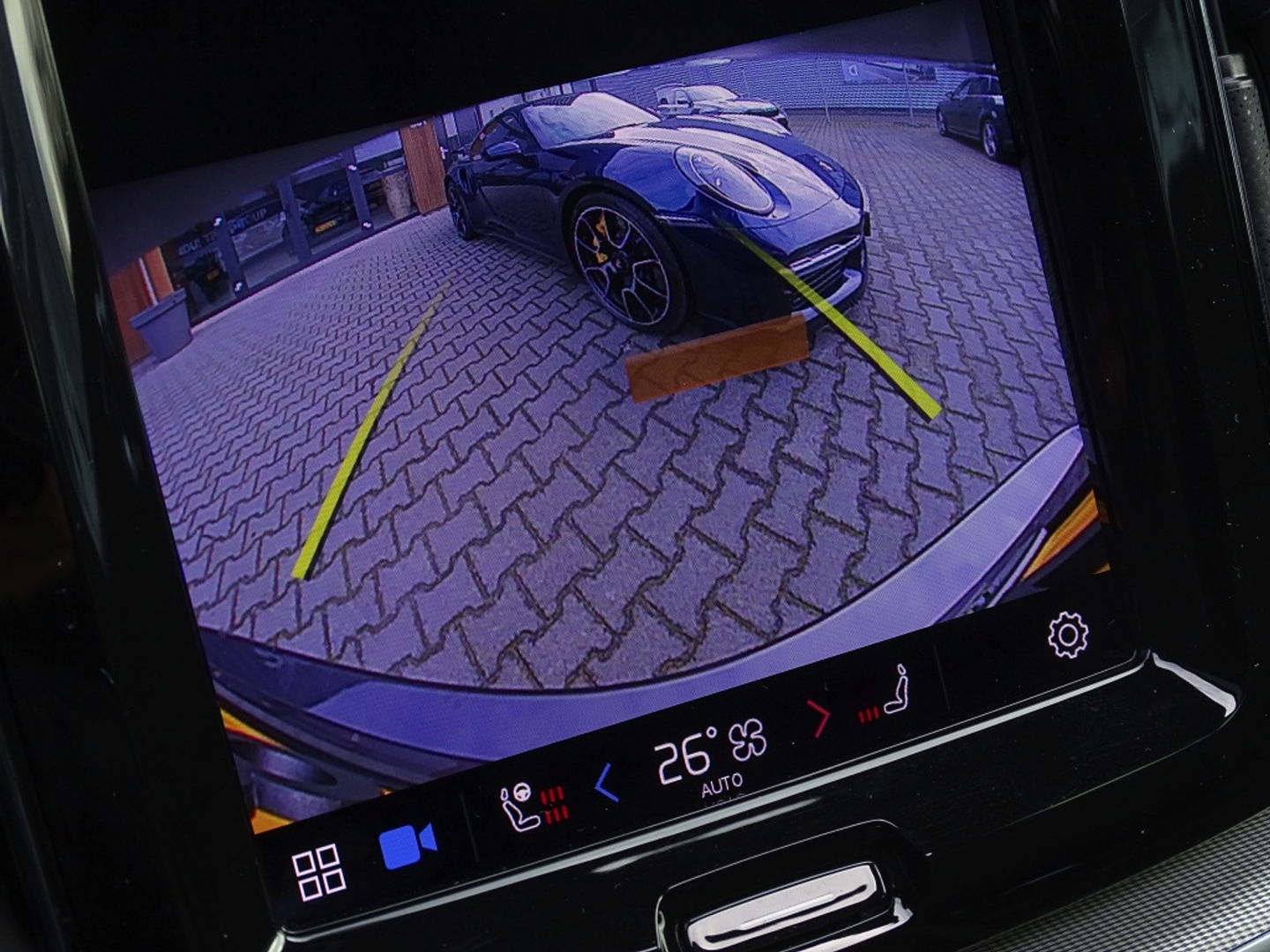 Volvo XC60 T6 341K AWD Recharge Plug-In Hybrid / R- Design / LED