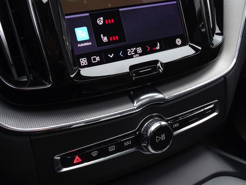 Volvo XC60 T6 341K AWD Recharge Plug-In Hybrid / R- Design / LED