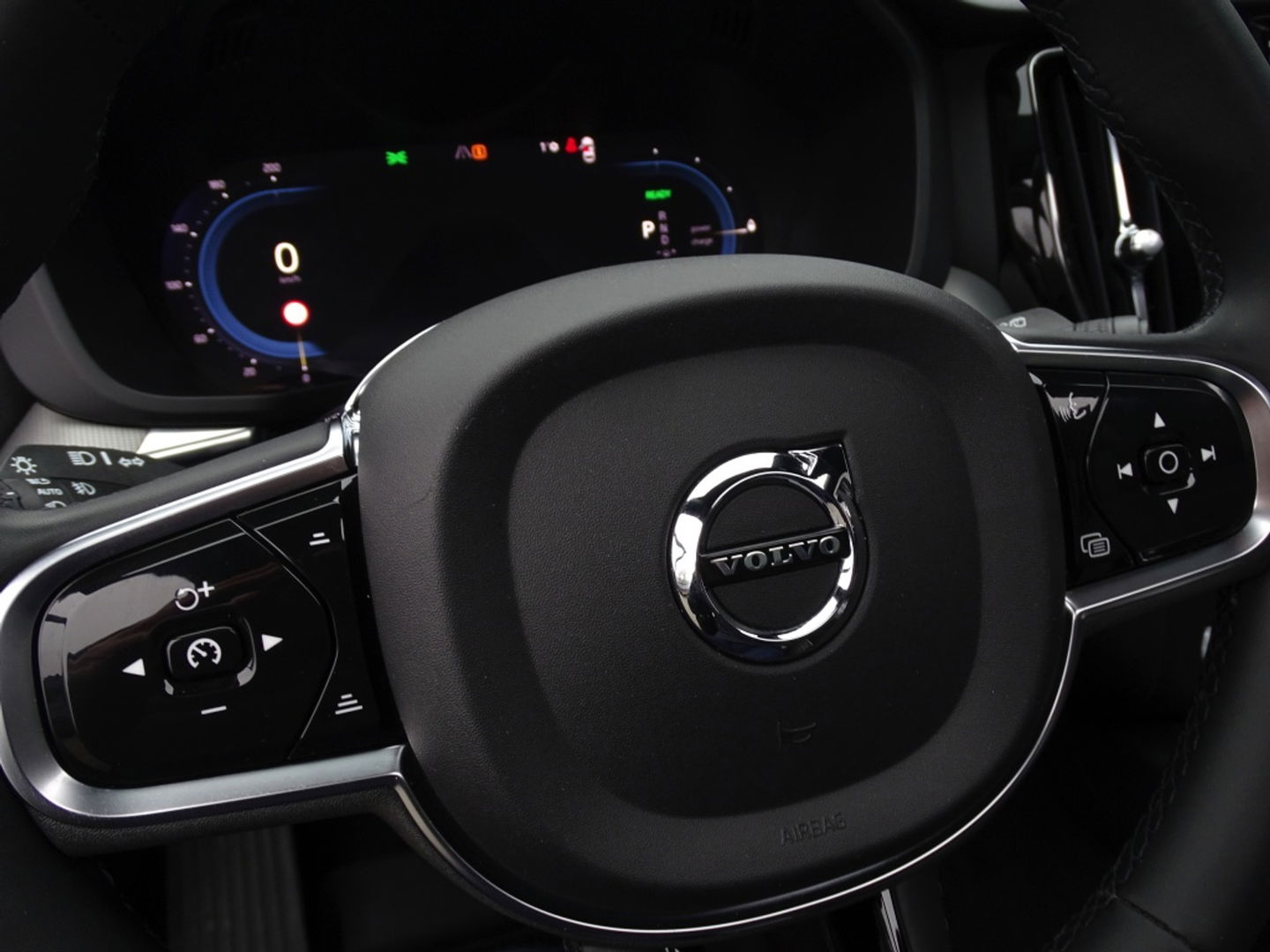 Volvo XC60 T6 341K AWD Recharge Plug-In Hybrid / R- Design / LED