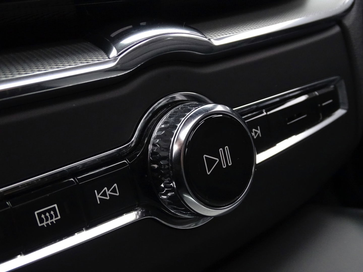 Volvo XC60 T6 341K AWD Recharge Plug-In Hybrid / R- Design / LED