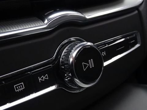 Volvo XC60 T6 341K AWD Recharge Plug-In Hybrid / R- Design / LED