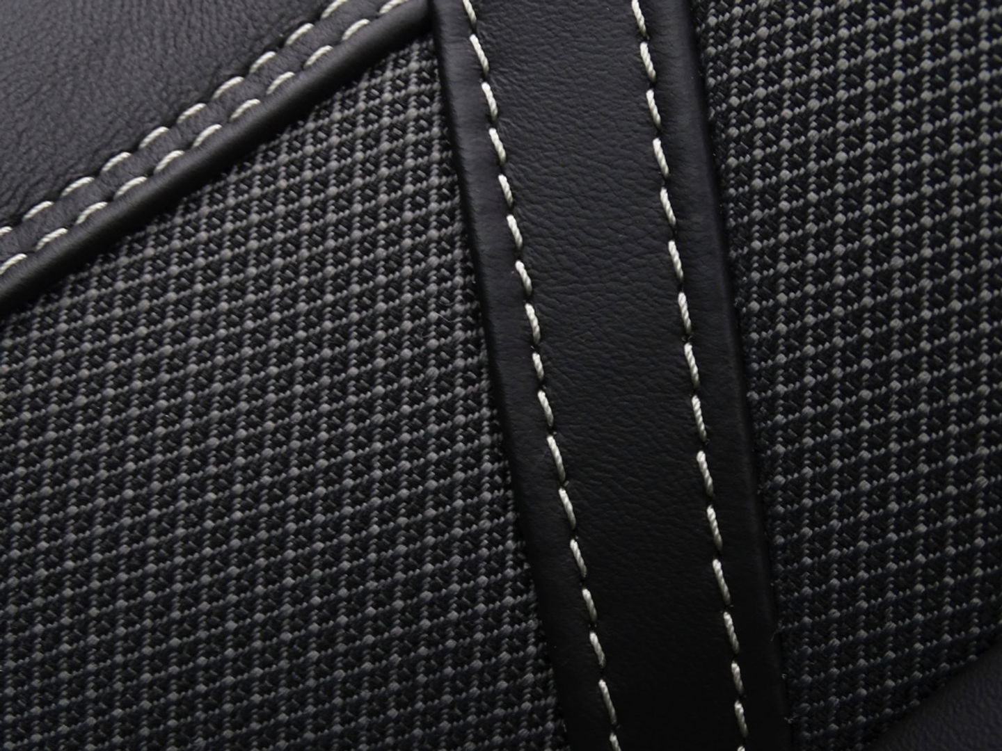 Volvo XC60 T6 341K AWD Recharge Plug-In Hybrid / R- Design / LED