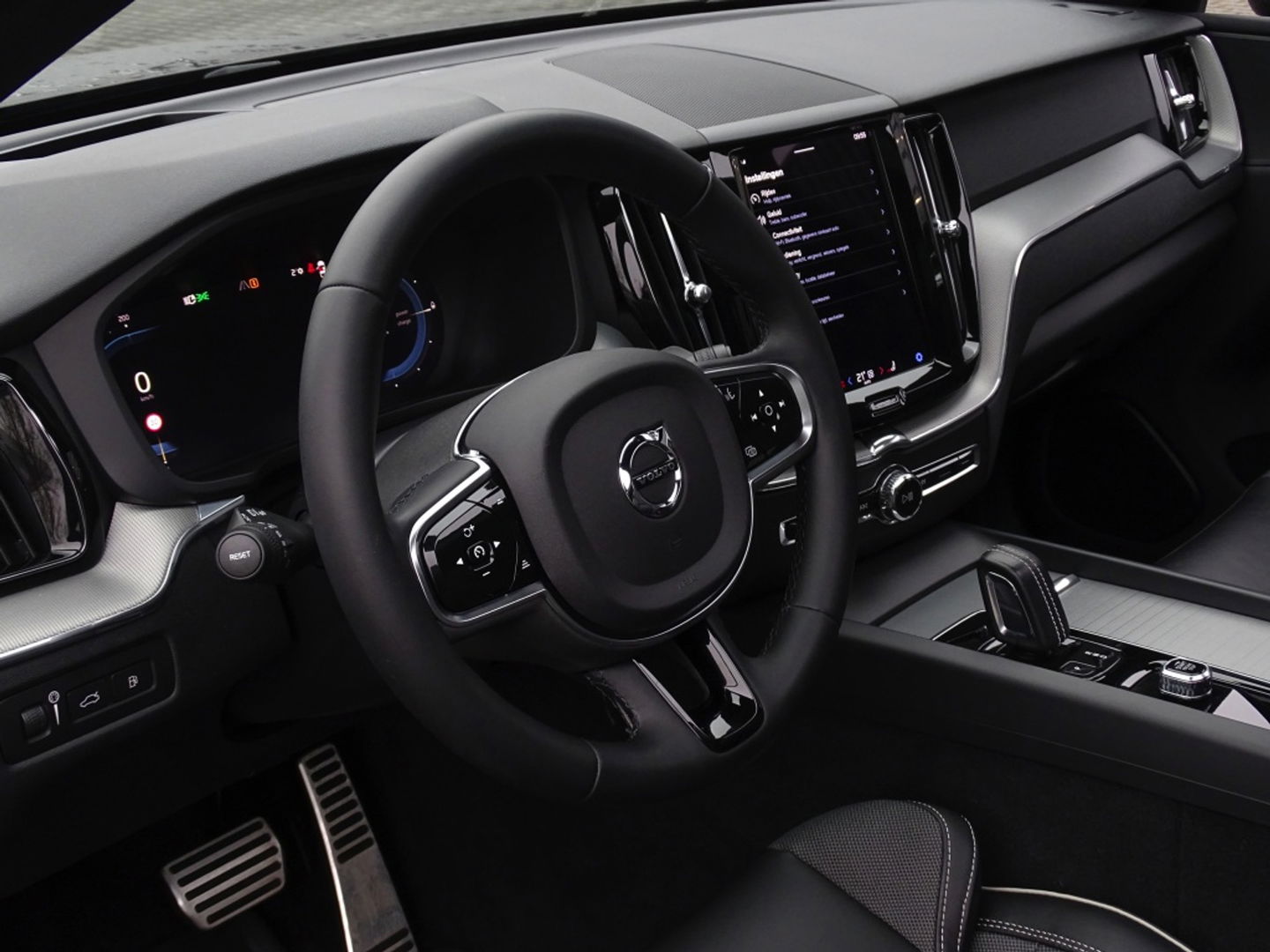 Volvo XC60 T6 341K AWD Recharge Plug-In Hybrid / R- Design / LED