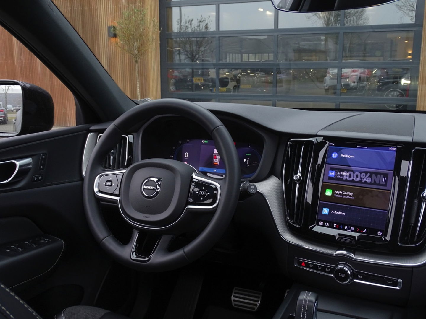 Volvo XC60 T6 341K AWD Recharge Plug-In Hybrid / R- Design / LED