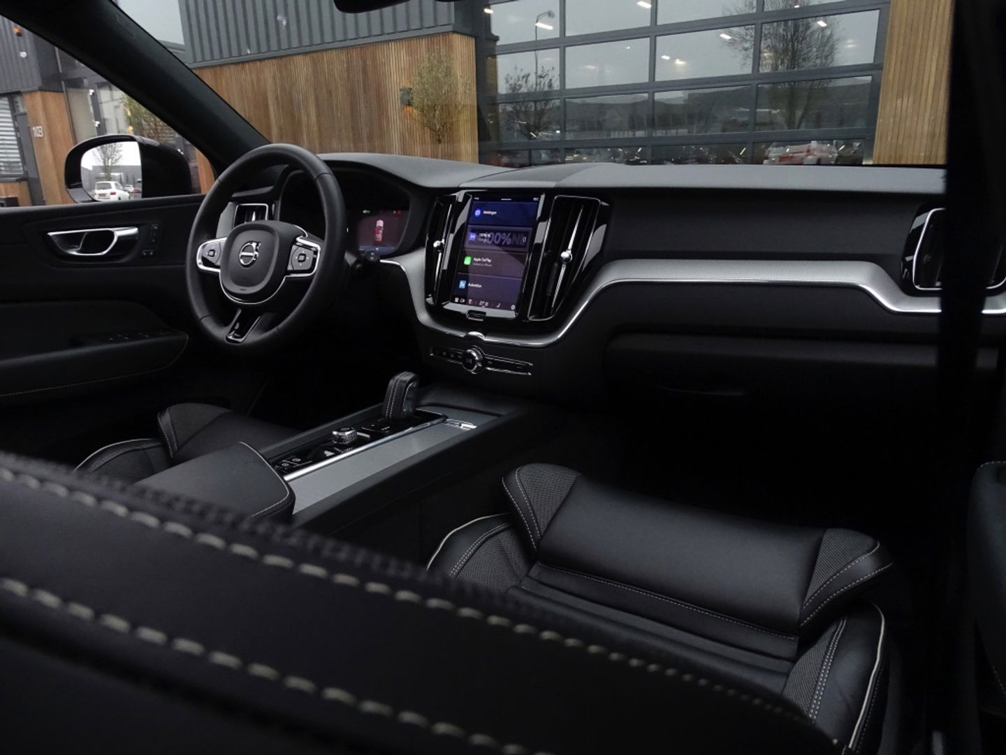 Volvo XC60 T6 341K AWD Recharge Plug-In Hybrid / R- Design / LED