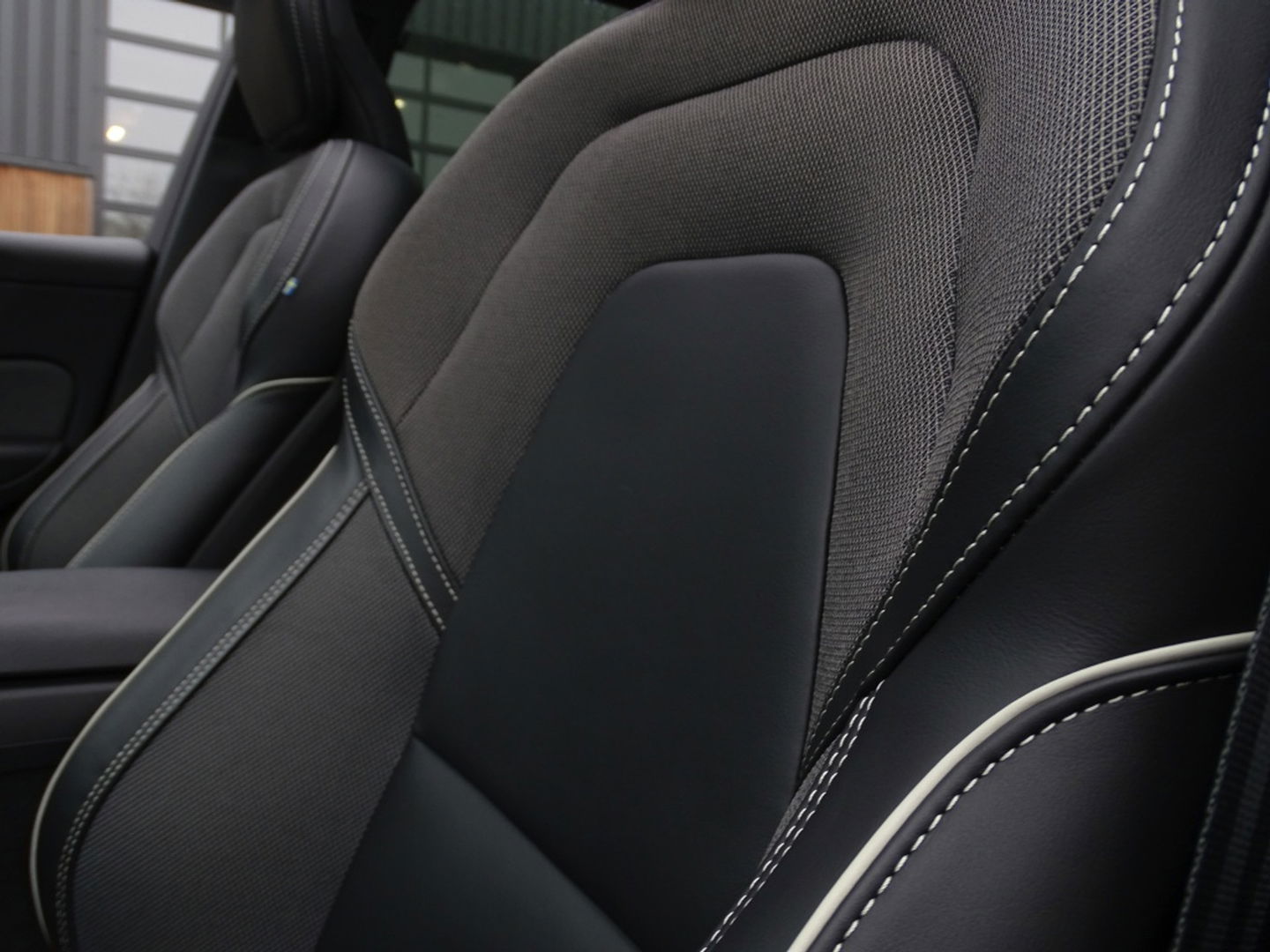 Volvo XC60 T6 341K AWD Recharge Plug-In Hybrid / R- Design / LED