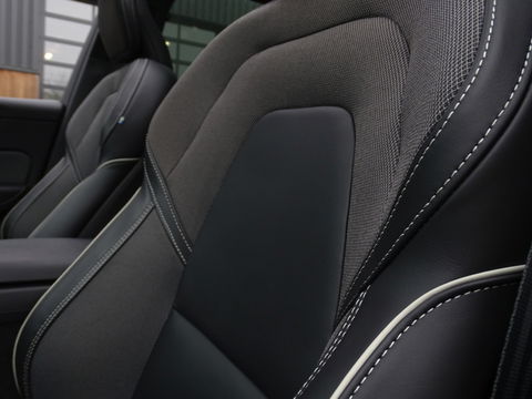 Volvo XC60 T6 341K AWD Recharge Plug-In Hybrid / R- Design / LED