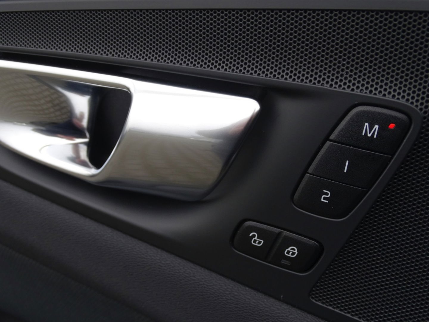 Volvo XC60 T6 341K AWD Recharge Plug-In Hybrid / R- Design / LED