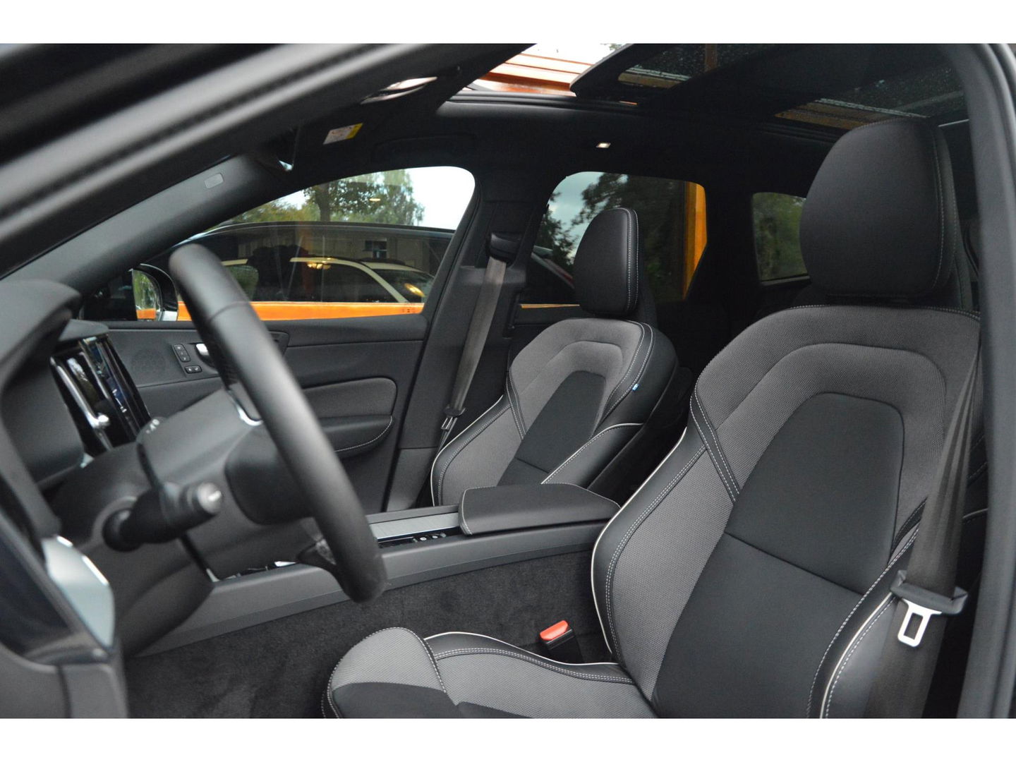 Volvo XC60 T8 Hybrid AWD Ultra Dark | Head-Up Display | 360° Camera | Trekhaak | Panoramadak | Harman/Kardon |