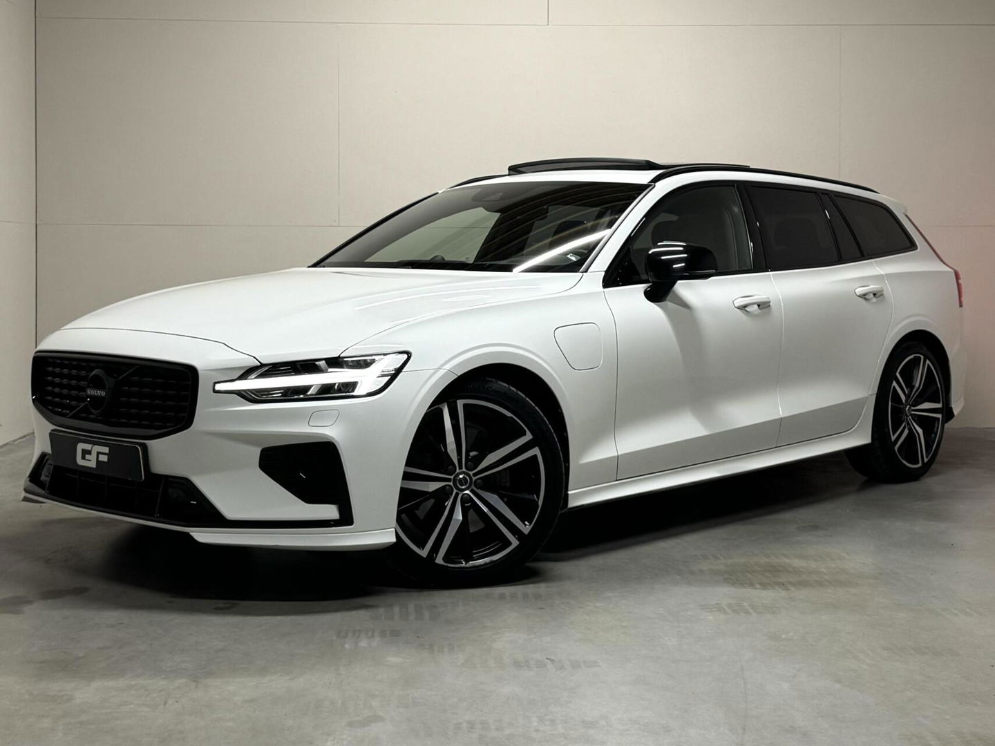 Volvo V60 2.0 T8 Twin Engine AWD Polestar Engeneerd Pano B&W Trekh.