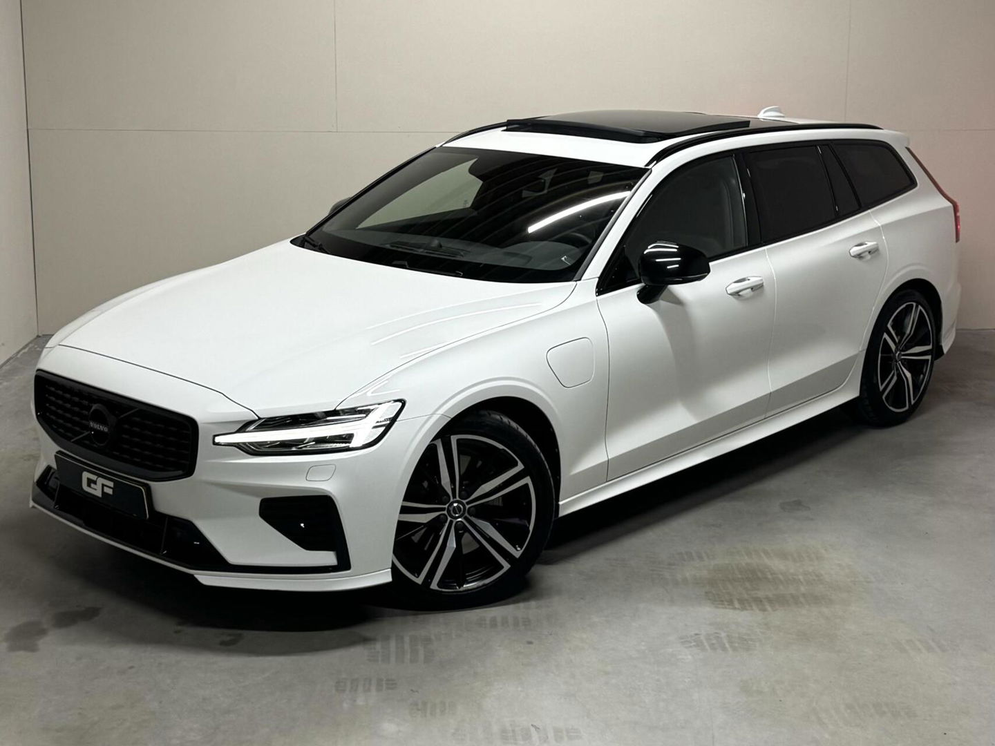 Volvo V60 2.0 T8 Twin Engine AWD Polestar Engeneerd Pano B&W Trekh.