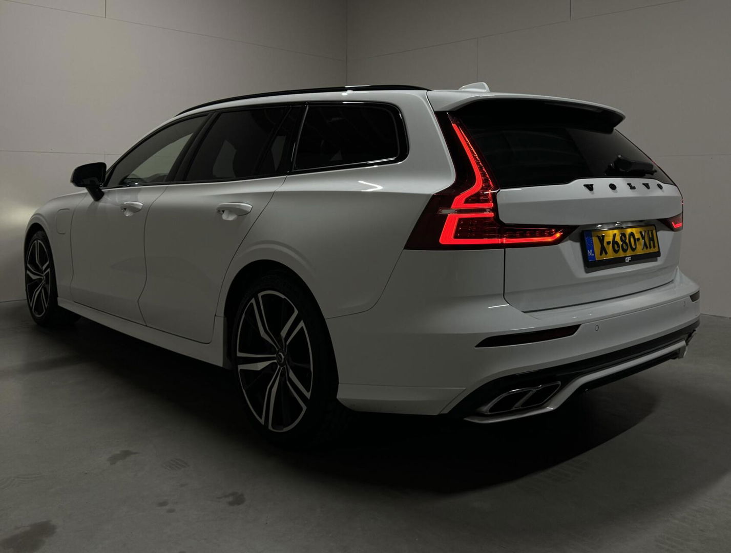 Volvo V60 2.0 T8 Twin Engine AWD Polestar Engeneerd Pano B&W Trekh.