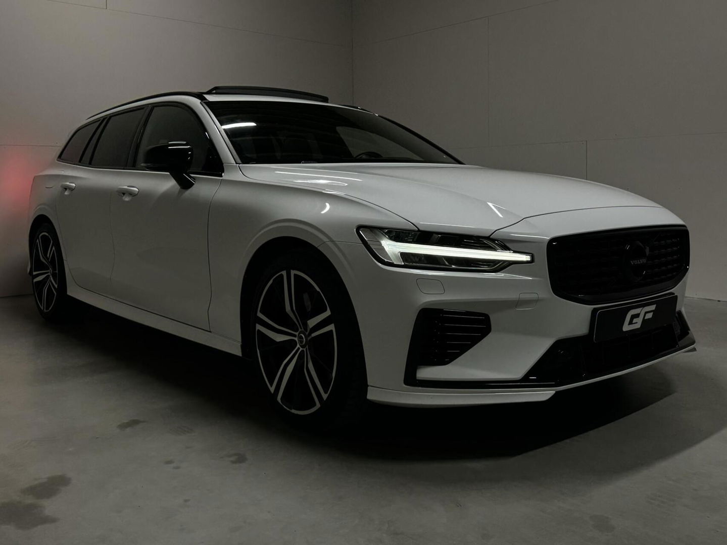 Volvo V60 2.0 T8 Twin Engine AWD Polestar Engeneerd Pano B&W Trekh.