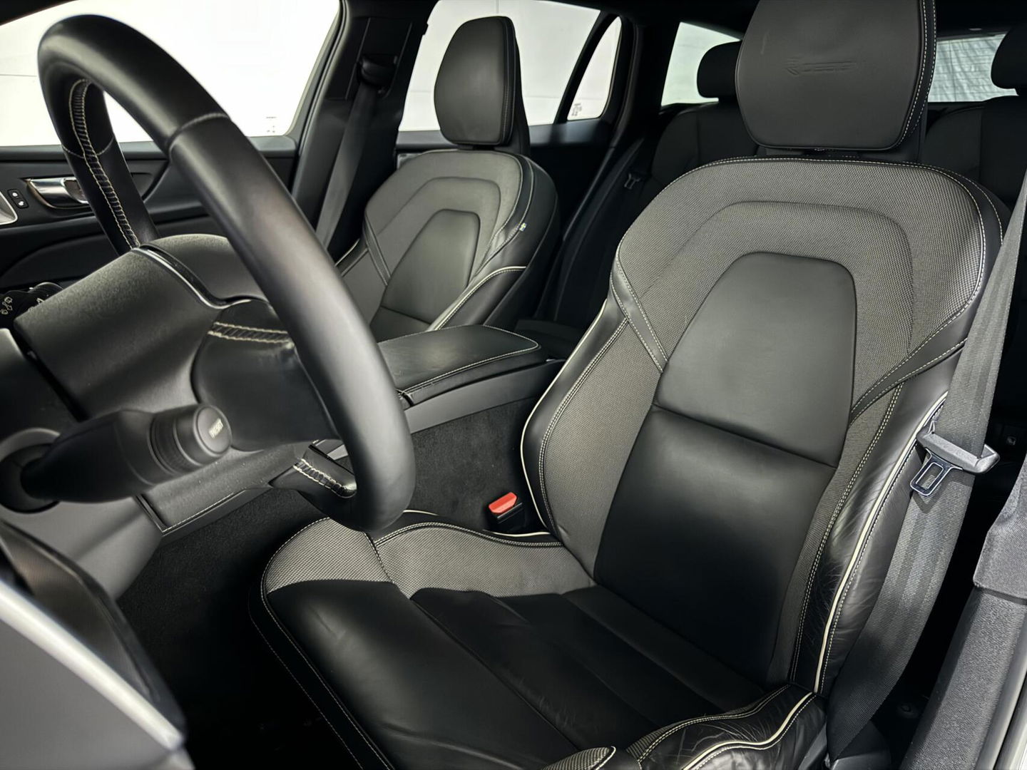 Volvo V60 2.0 T8 Twin Engine AWD Polestar Engeneerd Pano B&W Trekh.