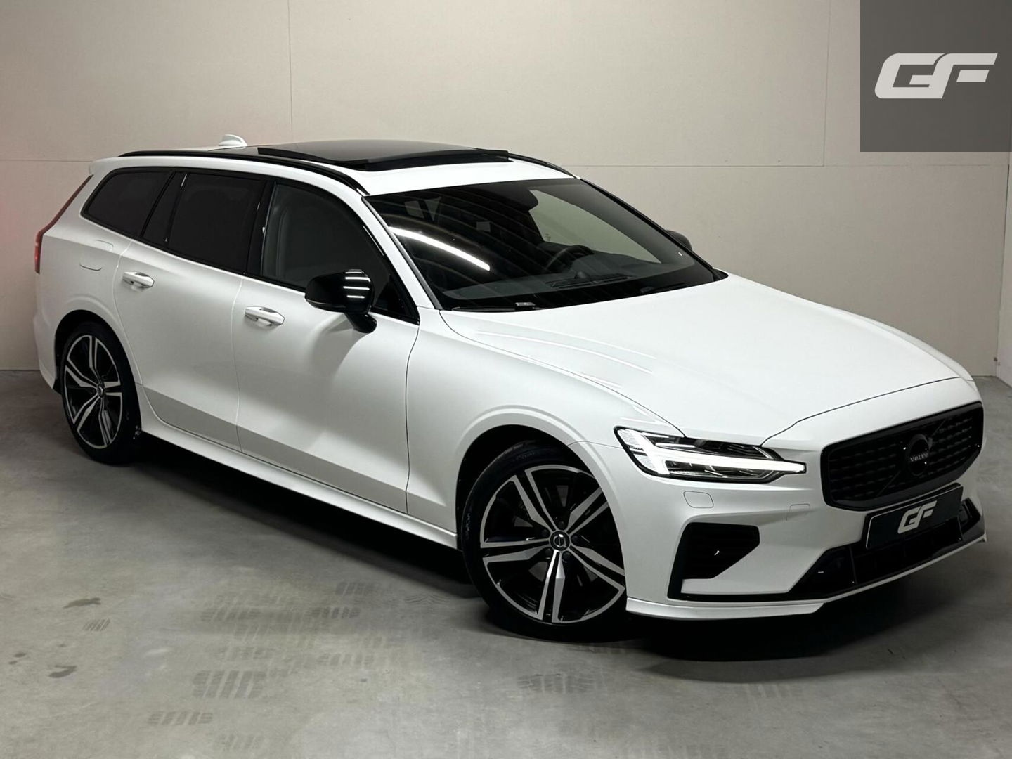 Volvo V60 2.0 T8 Twin Engine AWD Polestar Engeneerd Pano B&W Trekh.