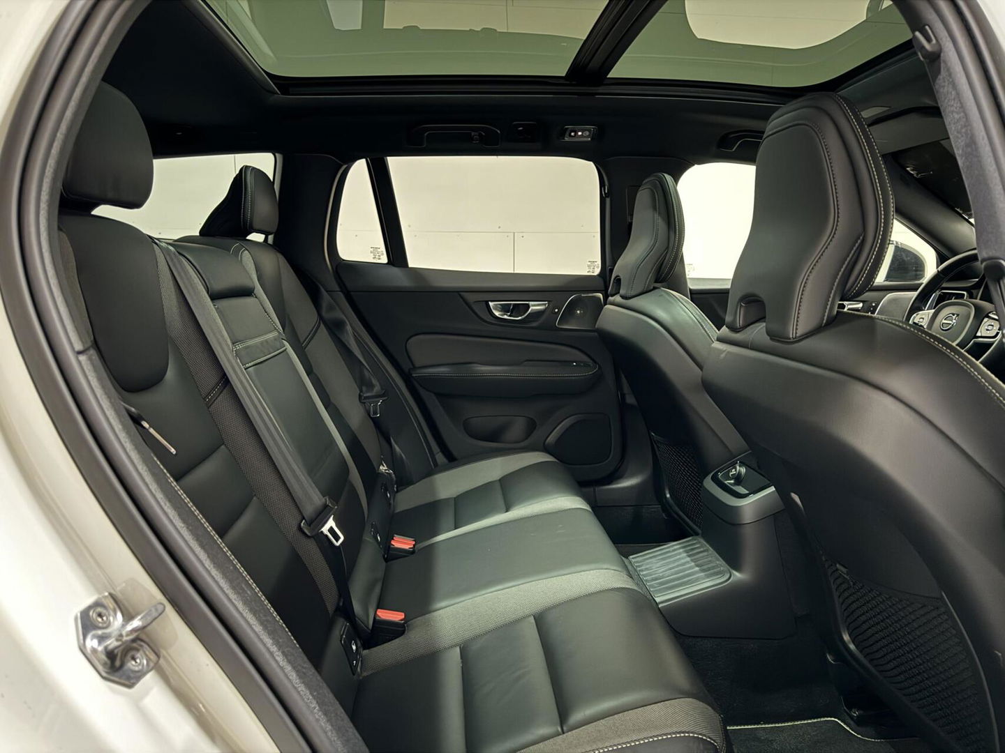 Volvo V60 2.0 T8 Twin Engine AWD Polestar Engeneerd Pano B&W Trekh.