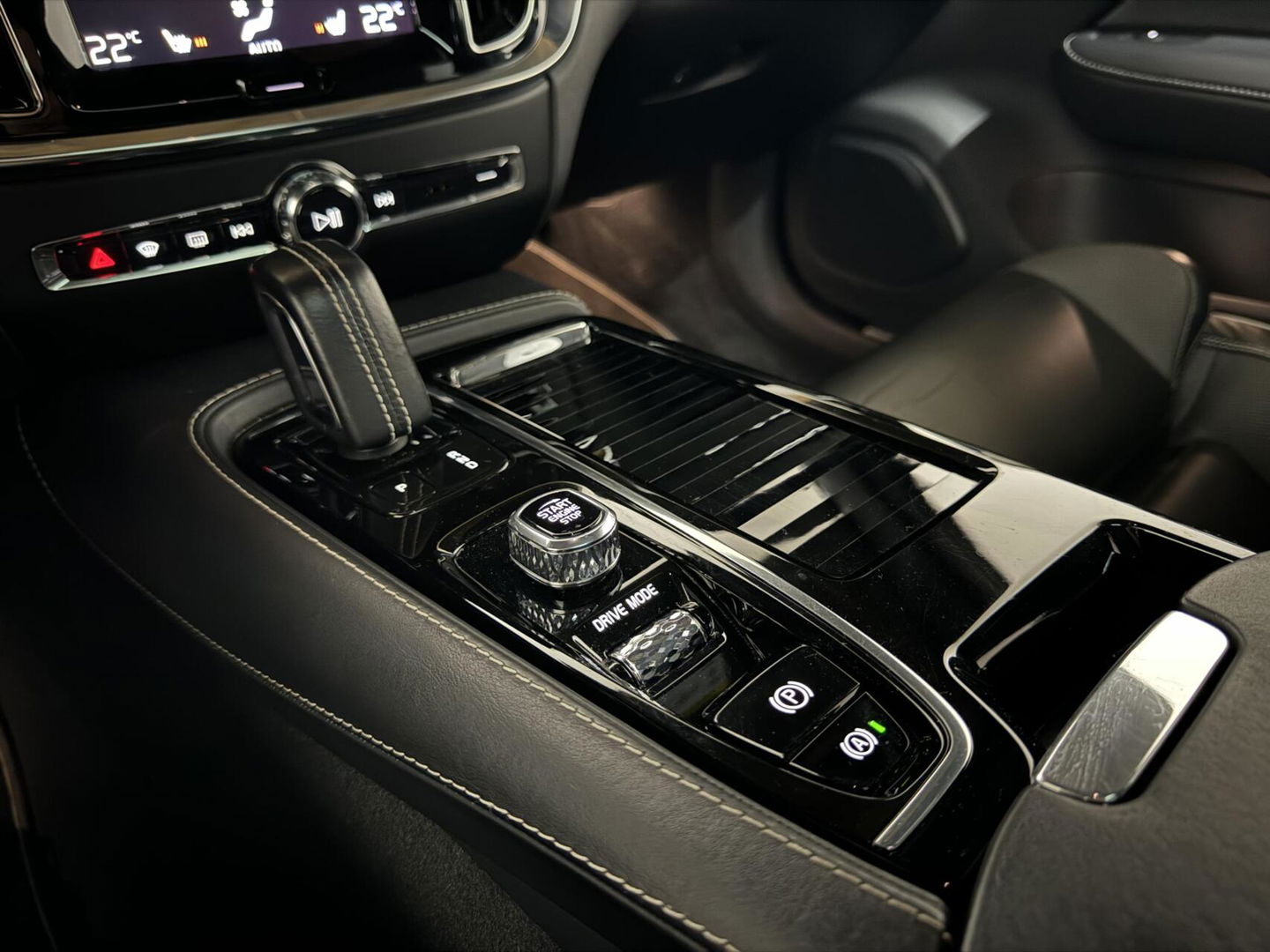 Volvo V60 2.0 T8 Twin Engine AWD Polestar Engeneerd Pano B&W Trekh.