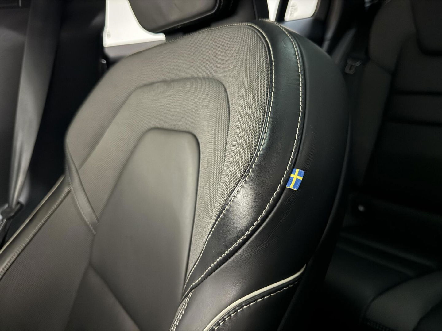 Volvo V60 2.0 T8 Twin Engine AWD Polestar Engeneerd Pano B&W Trekh.