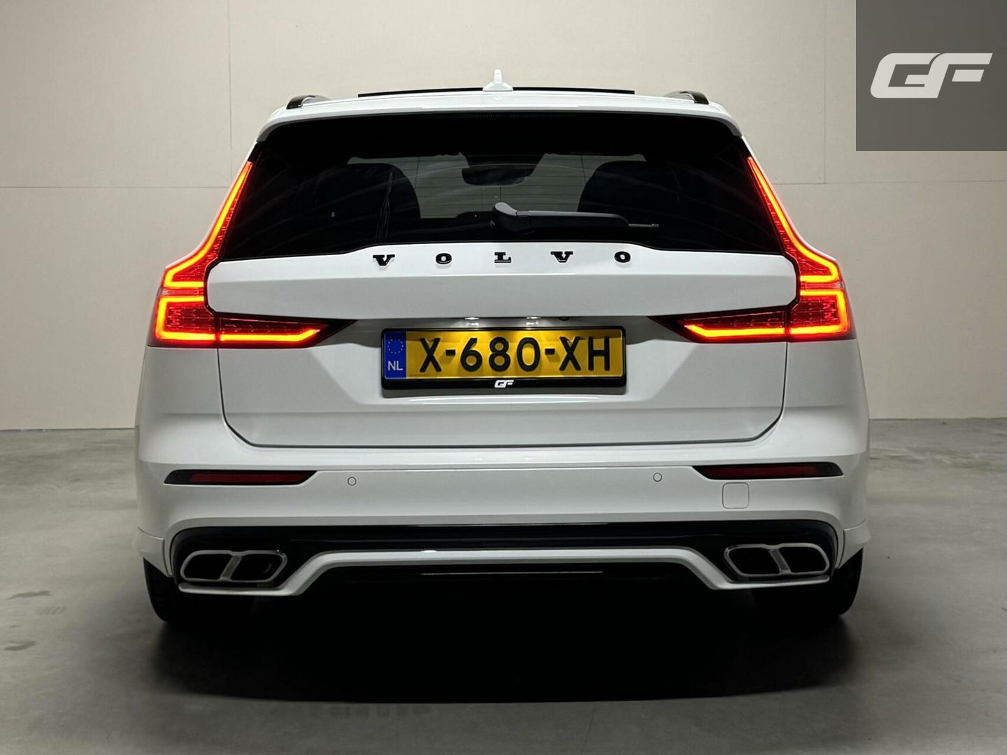 Volvo V60 2.0 T8 Twin Engine AWD Polestar Engeneerd Pano B&W Trekh.