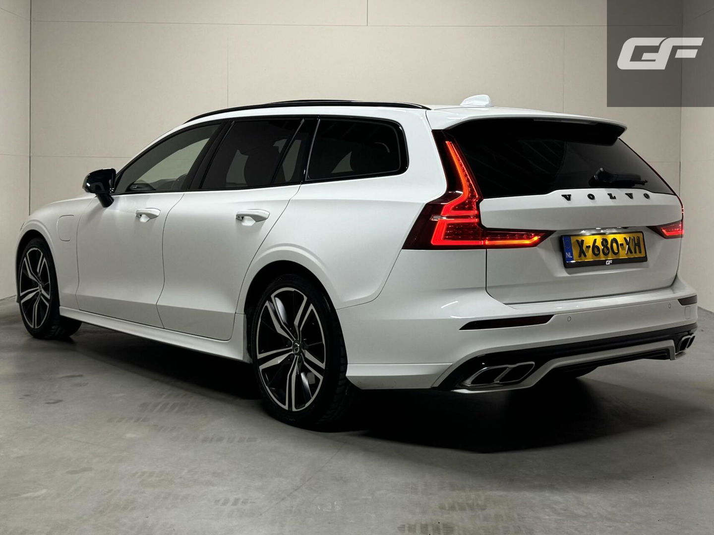 Volvo V60 2.0 T8 Twin Engine AWD Polestar Engeneerd Pano B&W Trekh.
