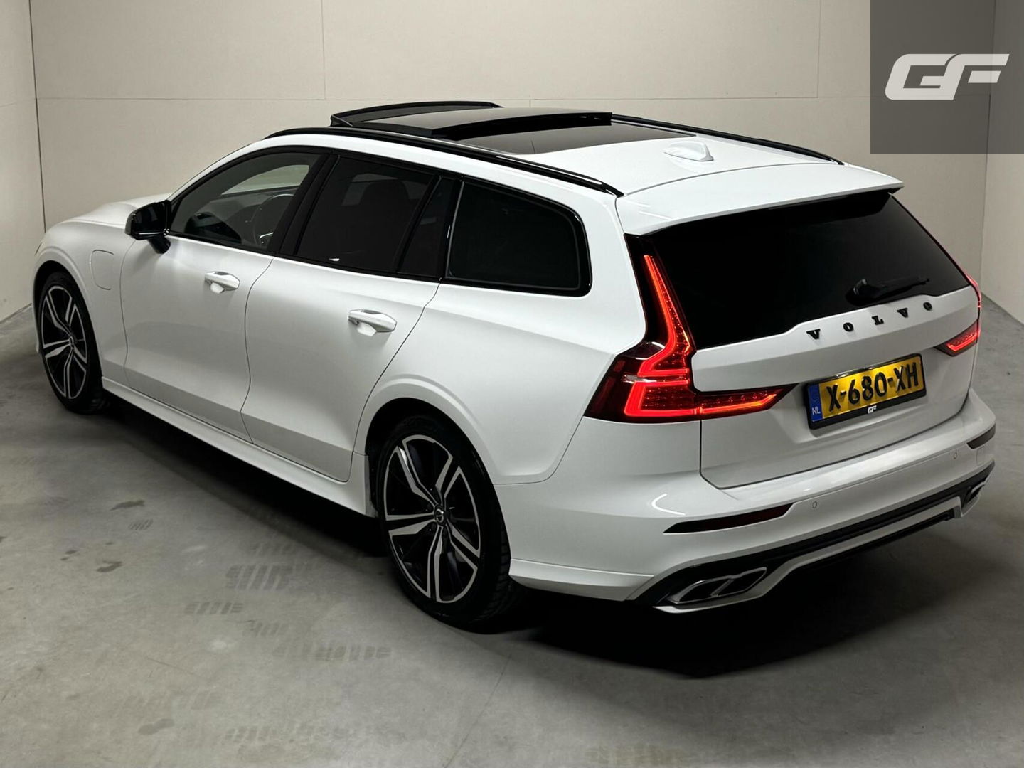 Volvo V60 2.0 T8 Twin Engine AWD Polestar Engeneerd Pano B&W Trekh.