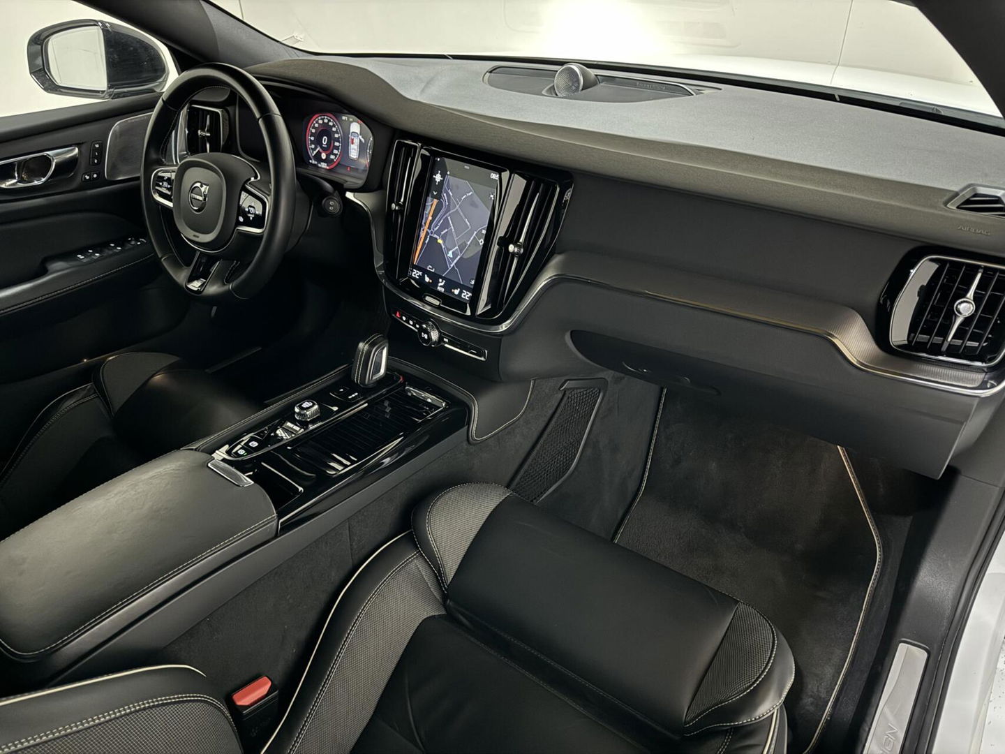 Volvo V60 2.0 T8 Twin Engine AWD Polestar Engeneerd Pano B&W Trekh.