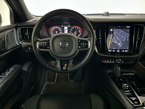 Volvo V60 2.0 T8 Twin Engine AWD Polestar Engeneerd Pano B&W Trekh.