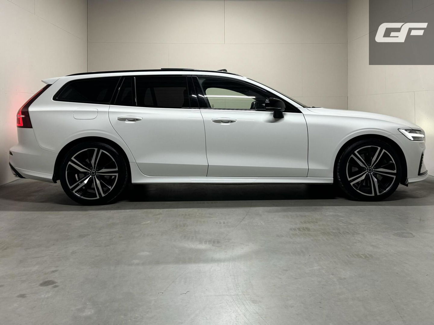 Volvo V60 2.0 T8 Twin Engine AWD Polestar Engeneerd Pano B&W Trekh.