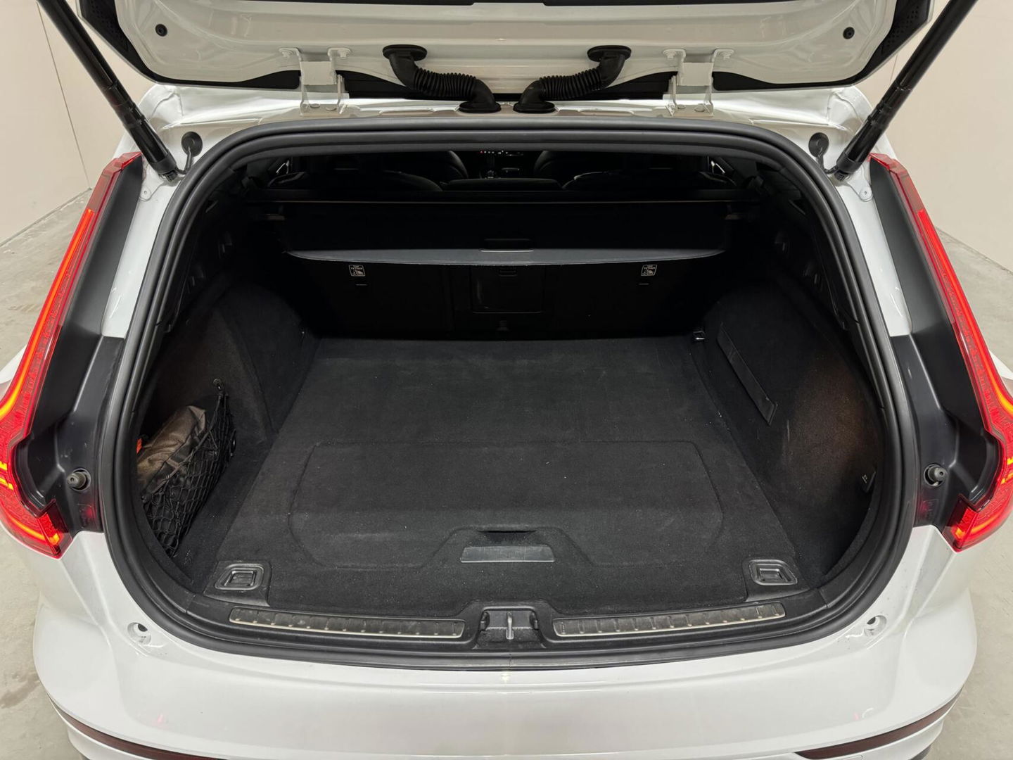 Volvo V60 2.0 T8 Twin Engine AWD Polestar Engeneerd Pano B&W Trekh.