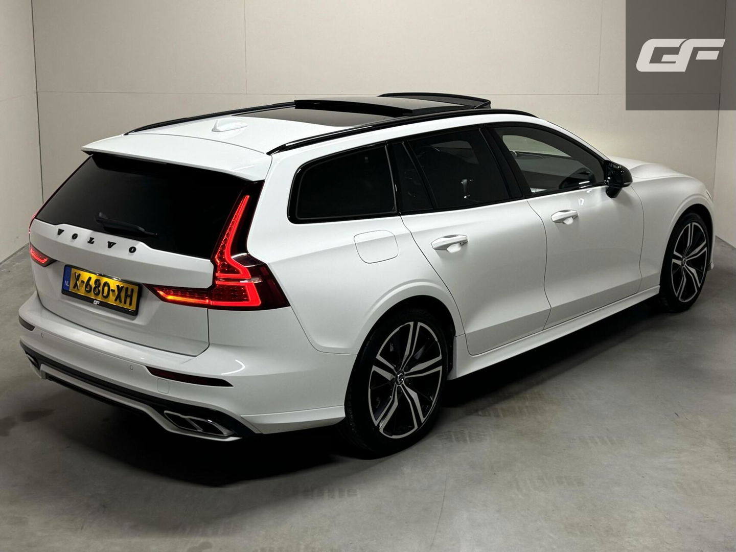 Volvo V60 2.0 T8 Twin Engine AWD Polestar Engeneerd Pano B&W Trekh.