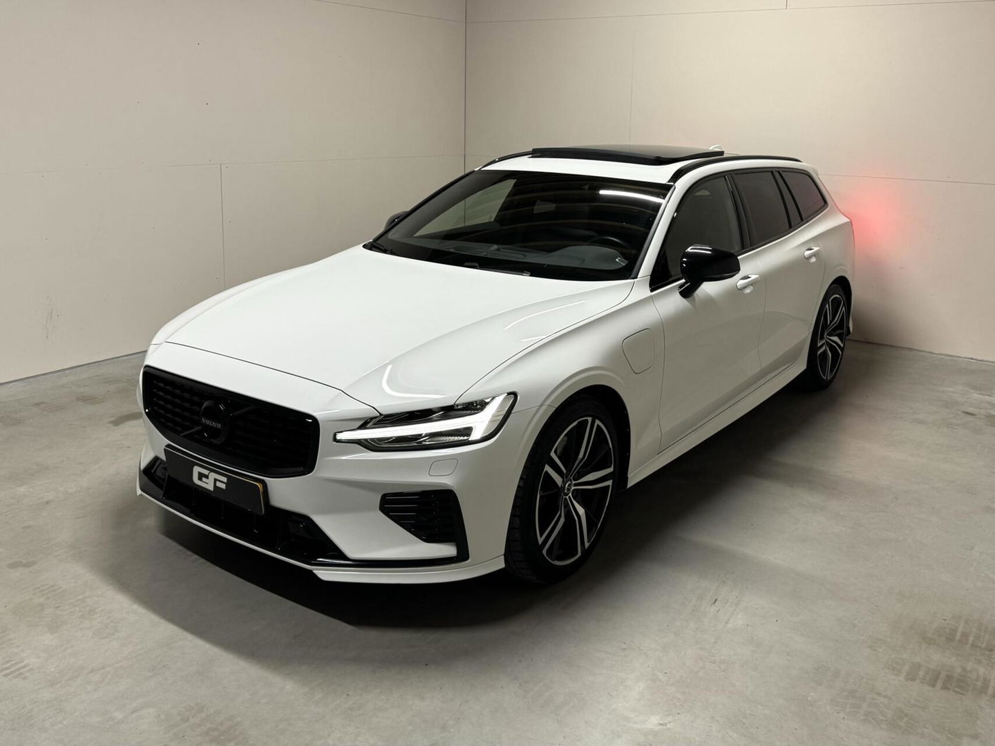 Volvo V60 2.0 T8 Twin Engine AWD Polestar Engeneerd Pano B&W Trekh.