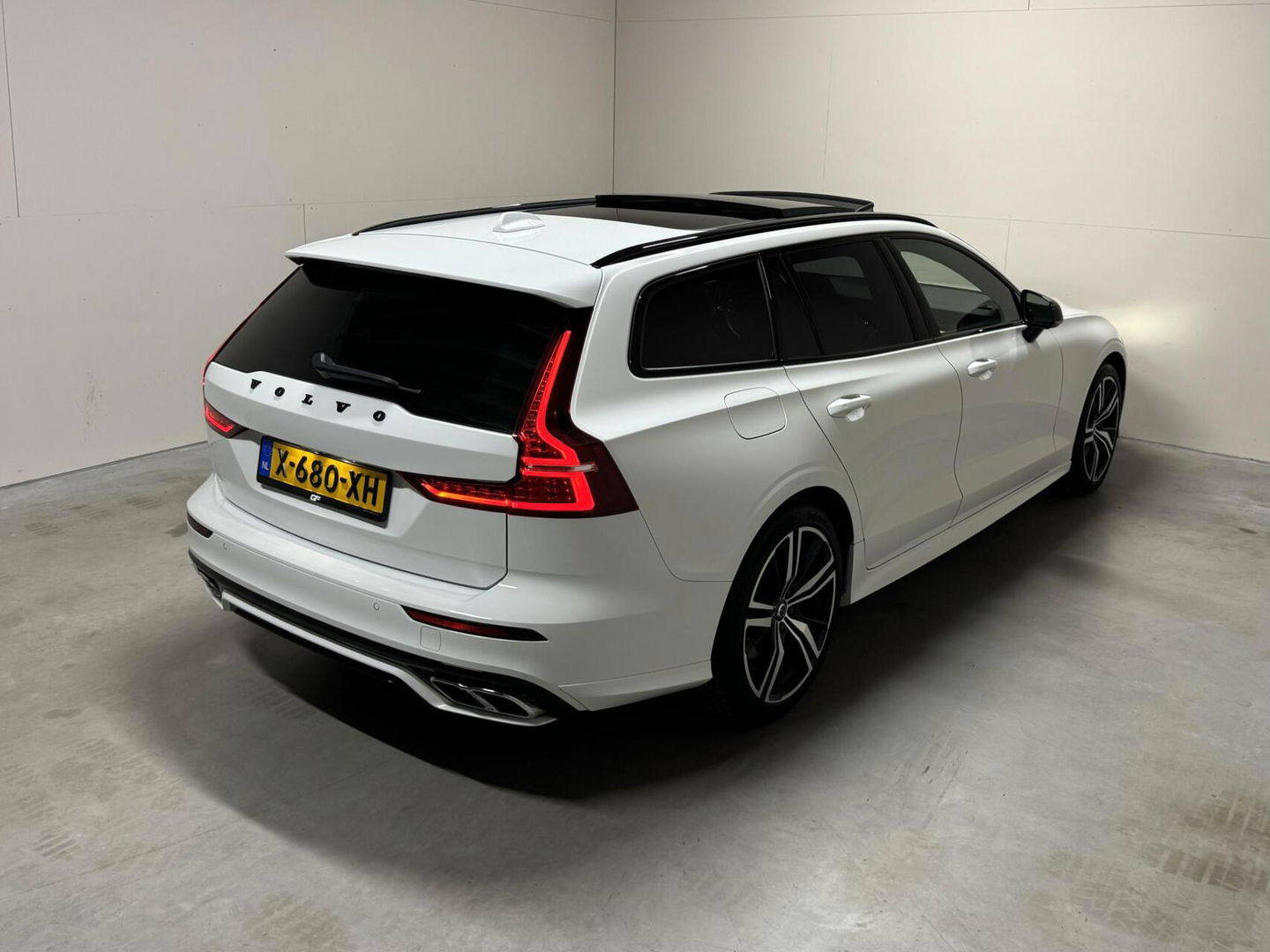 Volvo V60 2.0 T8 Twin Engine AWD Polestar Engeneerd Pano B&W Trekh.
