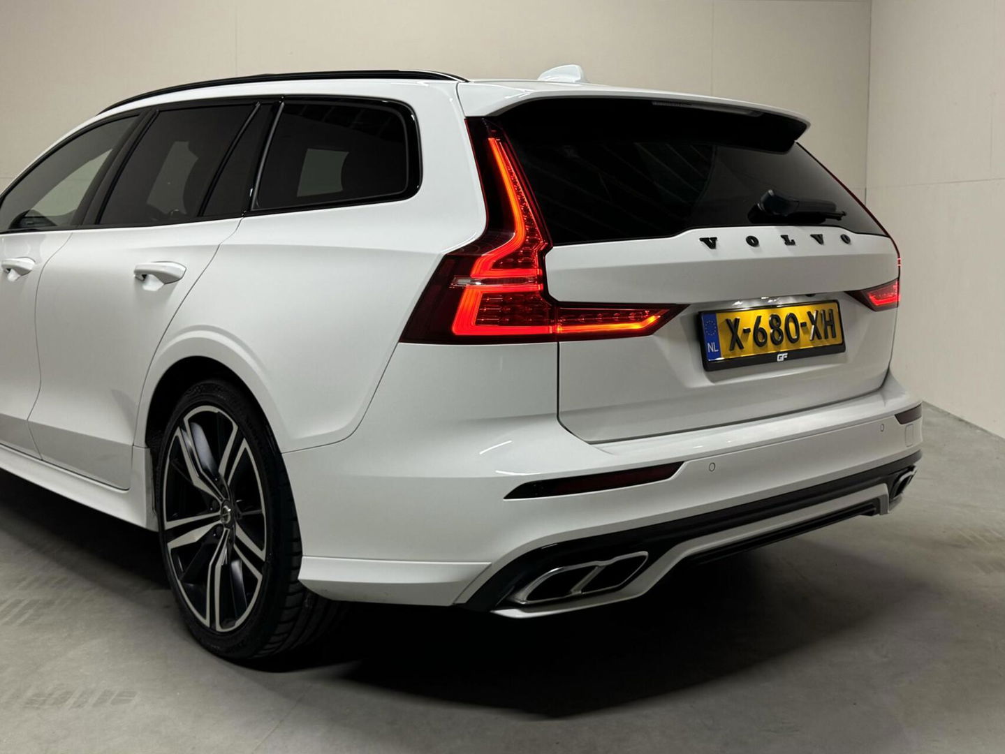 Volvo V60 2.0 T8 Twin Engine AWD Polestar Engeneerd Pano B&W Trekh.
