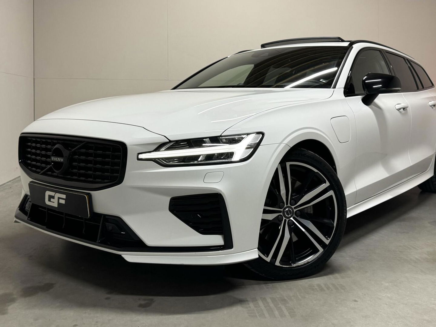 Volvo V60 2.0 T8 Twin Engine AWD Polestar Engeneerd Pano B&W Trekh.