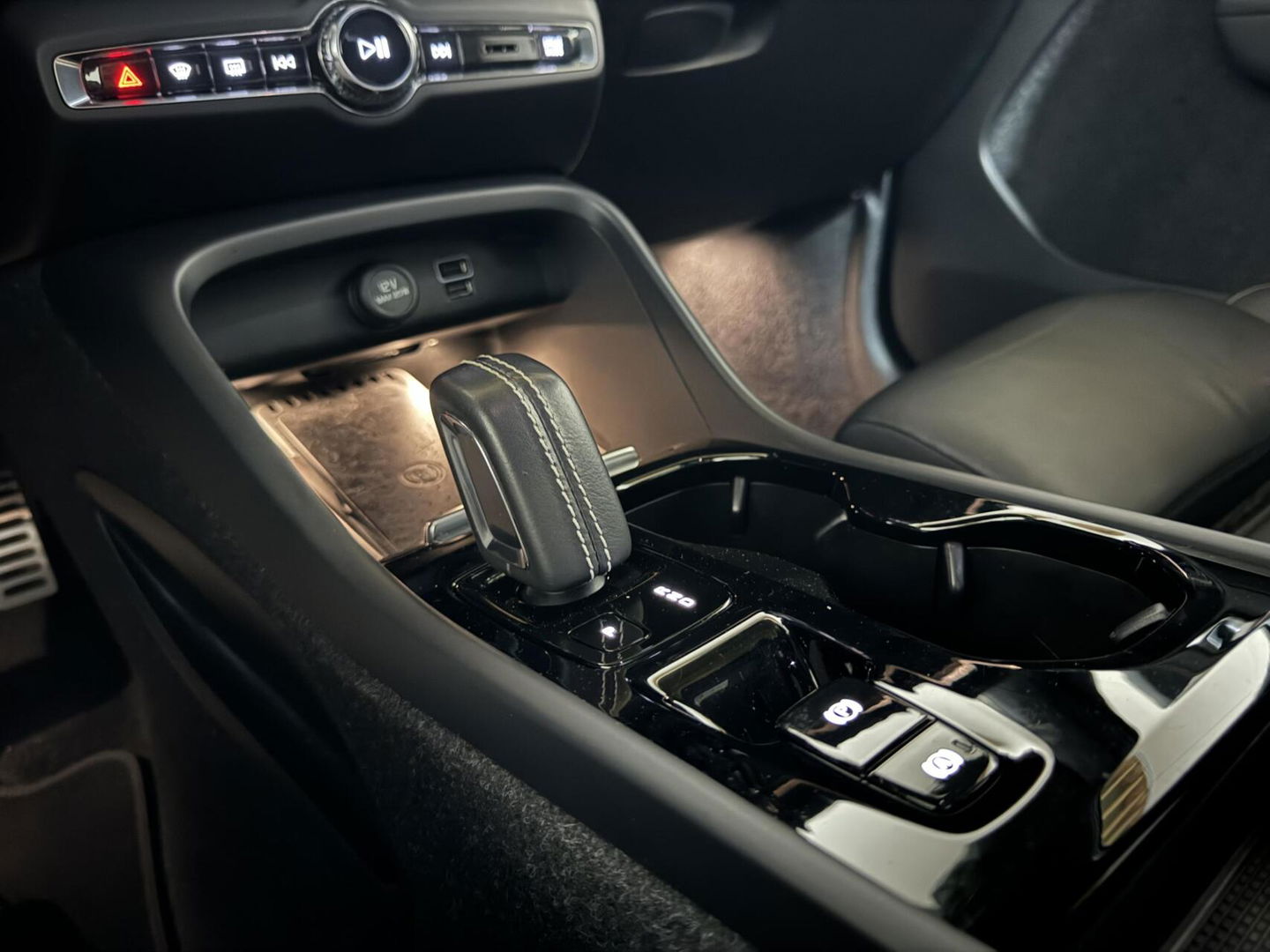 Volvo XC40 1.5 T5 Plug-in Hybride R-Design Pano H/K Leer 360° ACC Trekh.