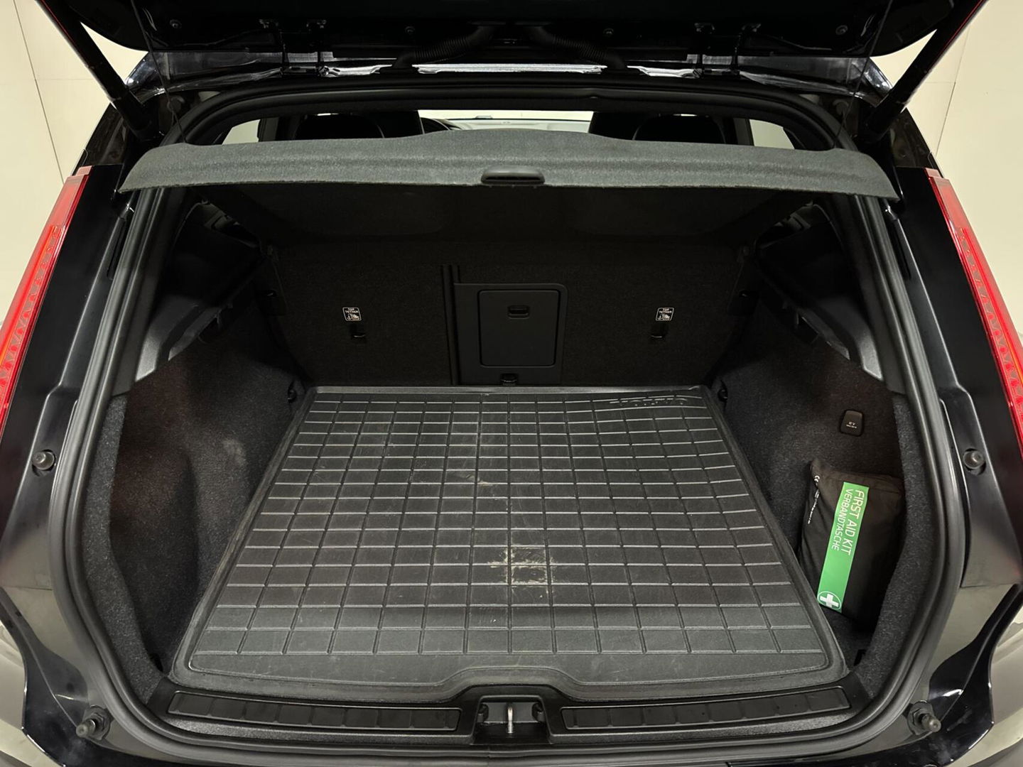 Volvo XC40 1.5 T5 Plug-in Hybride R-Design Pano H/K Leer 360° ACC Trekh.