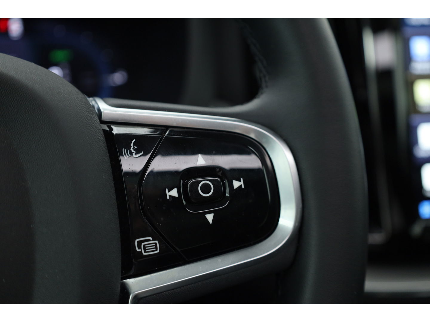 Volvo XC60 2.0 T6 Plug-in hybrid AWD Plus Dark Pano-dak | Trekhaak | 360 camera | H&K Audio | Blis | ACC |