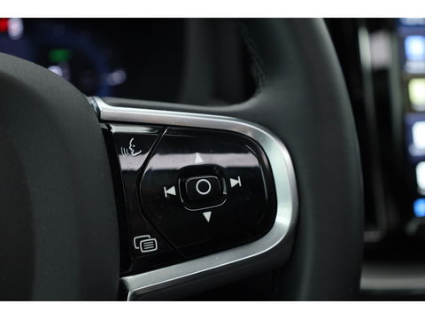 Volvo XC60 2.0 T6 Plug-in hybrid AWD Plus Dark Pano-dak | Trekhaak | 360 camera | H&K Audio | Blis | ACC |