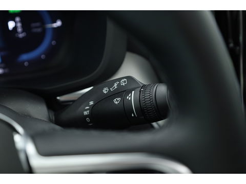 Volvo XC60 2.0 T6 Plug-in hybrid AWD Plus Dark Pano-dak | Trekhaak | 360 camera | H&K Audio | Blis | ACC |