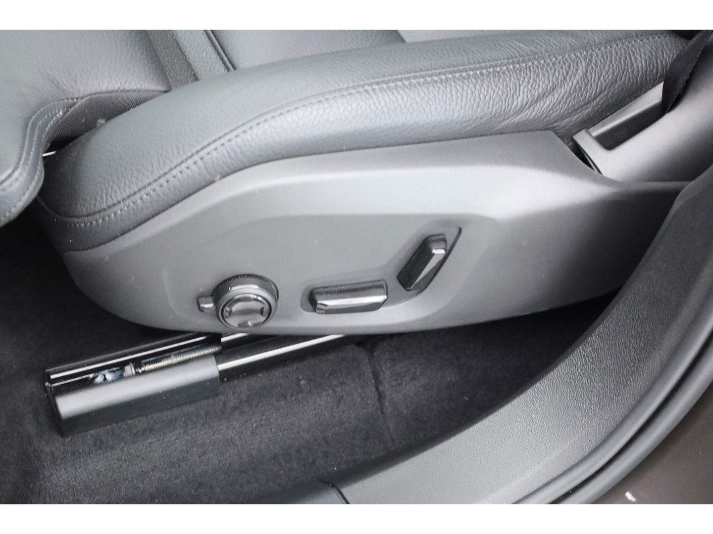 Volvo XC60 2.0 T6 Plug-in hybrid AWD Plus Dark Pano-dak | Trekhaak | 360 camera | H&K Audio | Blis | ACC |