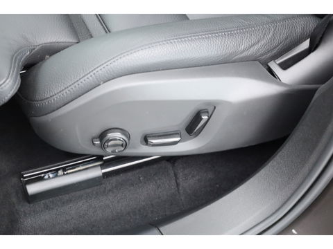 Volvo XC60 2.0 T6 Plug-in hybrid AWD Plus Dark Pano-dak | Trekhaak | 360 camera | H&K Audio | Blis | ACC |