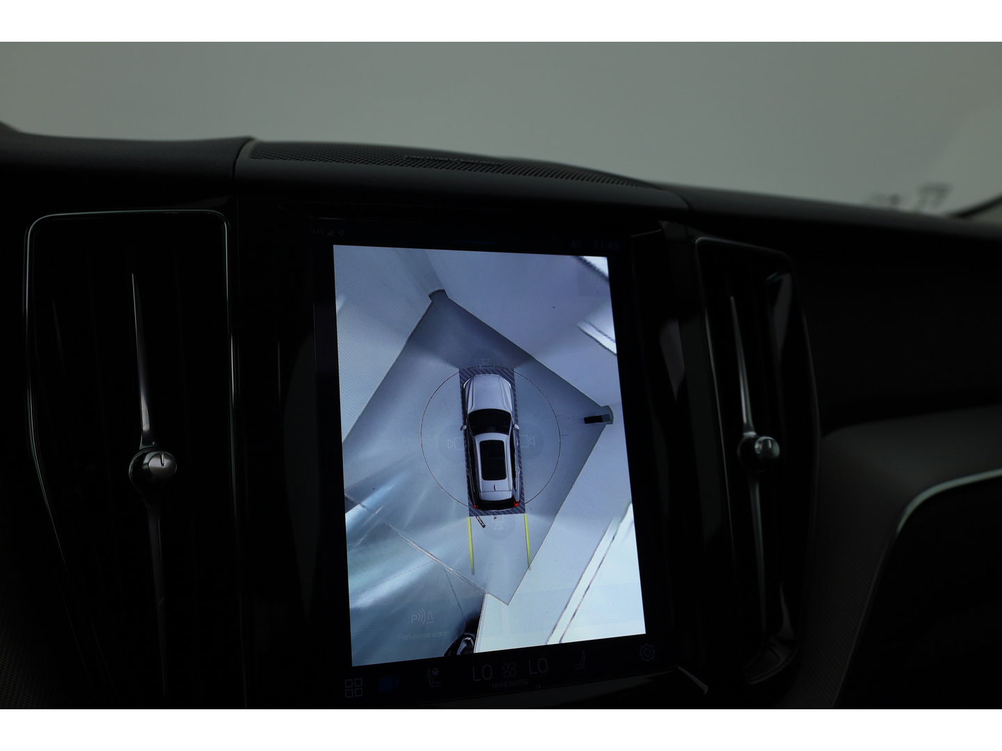 Volvo XC60 2.0 T6 Plug-in hybrid AWD Plus Dark Pano-dak | Trekhaak | 360 camera | H&K Audio | Blis | ACC |