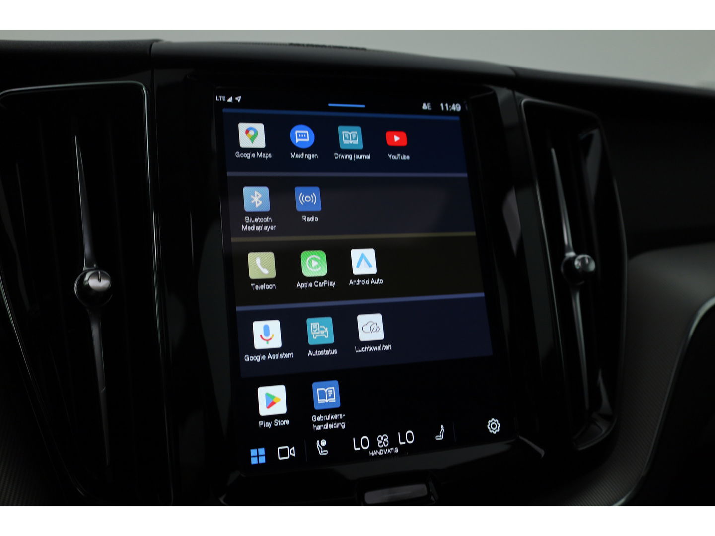 Volvo XC60 2.0 T6 Plug-in hybrid AWD Plus Dark Pano-dak | Trekhaak | 360 camera | H&K Audio | Blis | ACC |